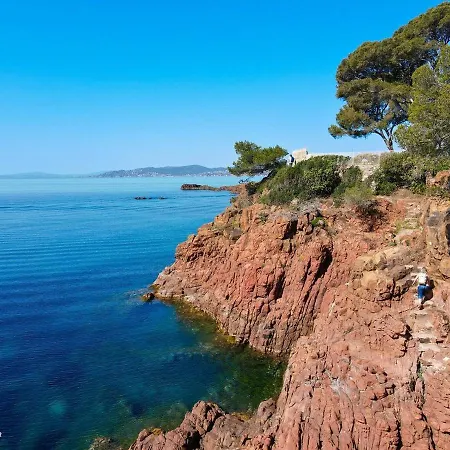 4 Pers Avec Apercu Mer, Proche Plage, Terrasse, Parking Prive Et Clim A - Fr-1-226a-158 Appartement Fréjus
